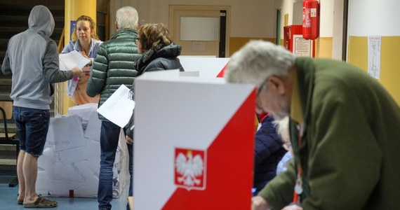 Państwowa Komisja Wyborcza podała dane z 31 497 na 31 497 (100,00%) obwodów głosowania. Do Sejmu wchodzą PiS, KO, Trzecia Droga, Nowa Lewica i Konfederacja. Pozostałe ugrupowania nie przekroczyły progu wyborczego. Frekwencja w wyborach do Sejmu wyniosła 74,38 proc.