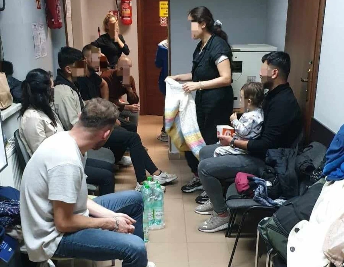 Policjanci z Jabłonki (pow. nowotarski) zatrzymali 24-letniego obywatela Ukrainy, który w swoim volkswagenie przewoził ośmiu nielegalnych imigrantów. Mężczyzna podejrzewany jest o pomoc w zorganizowaniu nielegalnego przekroczenia granicy przez obywateli Syrii. Wszystkie osoby zostały przekazane funkcjonariuszom Straży Granicznej.