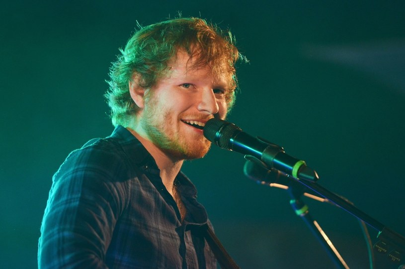Brytyjska prasa opublikowała właśnie zeznanie podatkowe Eda Sheerana za ubiegły rok. Z dokumentu wynika, że piosenkarz zarobił 18,3 miliona funtów, co oznacza wzrost o ok. 10 mln miliona funtów w porównaniu z rokiem 2021. Większość tego "wzrostu" poszło jednak na podatki i działalność charytatywną.
