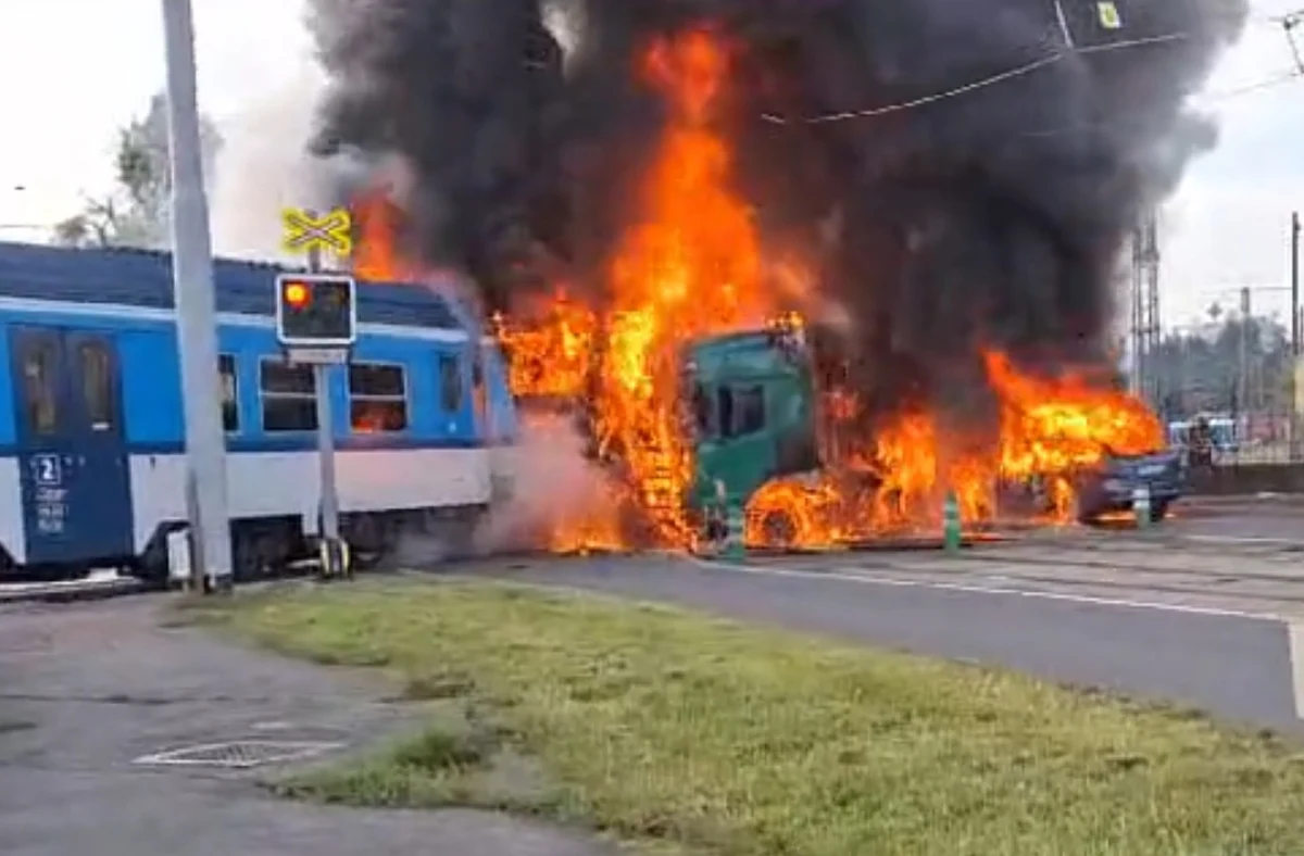 Pięć osób zostało rannych we wtorek w zderzeniu pojazdu ciężarowego z pociągiem osobowym w czeskim Ołomuńcu. Poszkodowany został polski kierowca ciężarówki - podają czeskie media. 