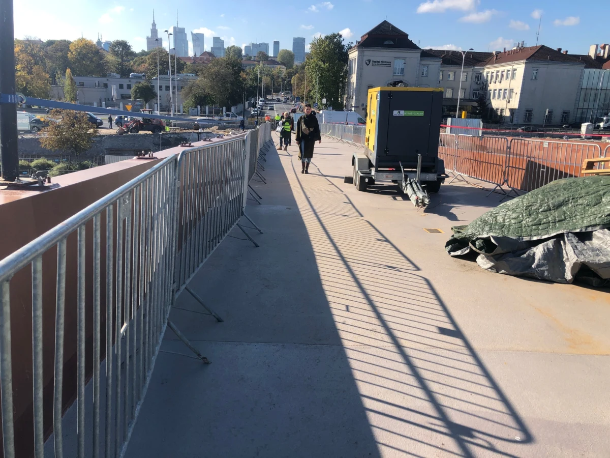 Nowa kładka dla rowerzystów i pieszych połączyła dwa brzegi Wisły w Warszawie. W ten sposób zakończył się kolejny etap budowy nowej przeprawy. Dzisiaj grupa dziennikarzy mogła sprawdzić na miejscu, na jakim etapie jest budowa kładki i jaki widok na Wisłę i stolicę czeka osoby, które będą z niej korzystać.
