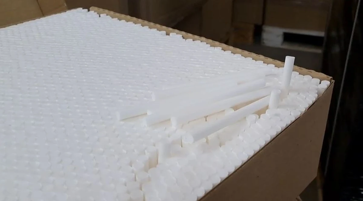 11,5 tony krajanki tytoniowej, ponad 4,5 miliona sztuk papierosów oraz komponenty do ich produkcji przejęli funkcjonariusze służb po wkroczeniu do hal magazynowych w Ząbkach. Zatrzymali 3 osoby.