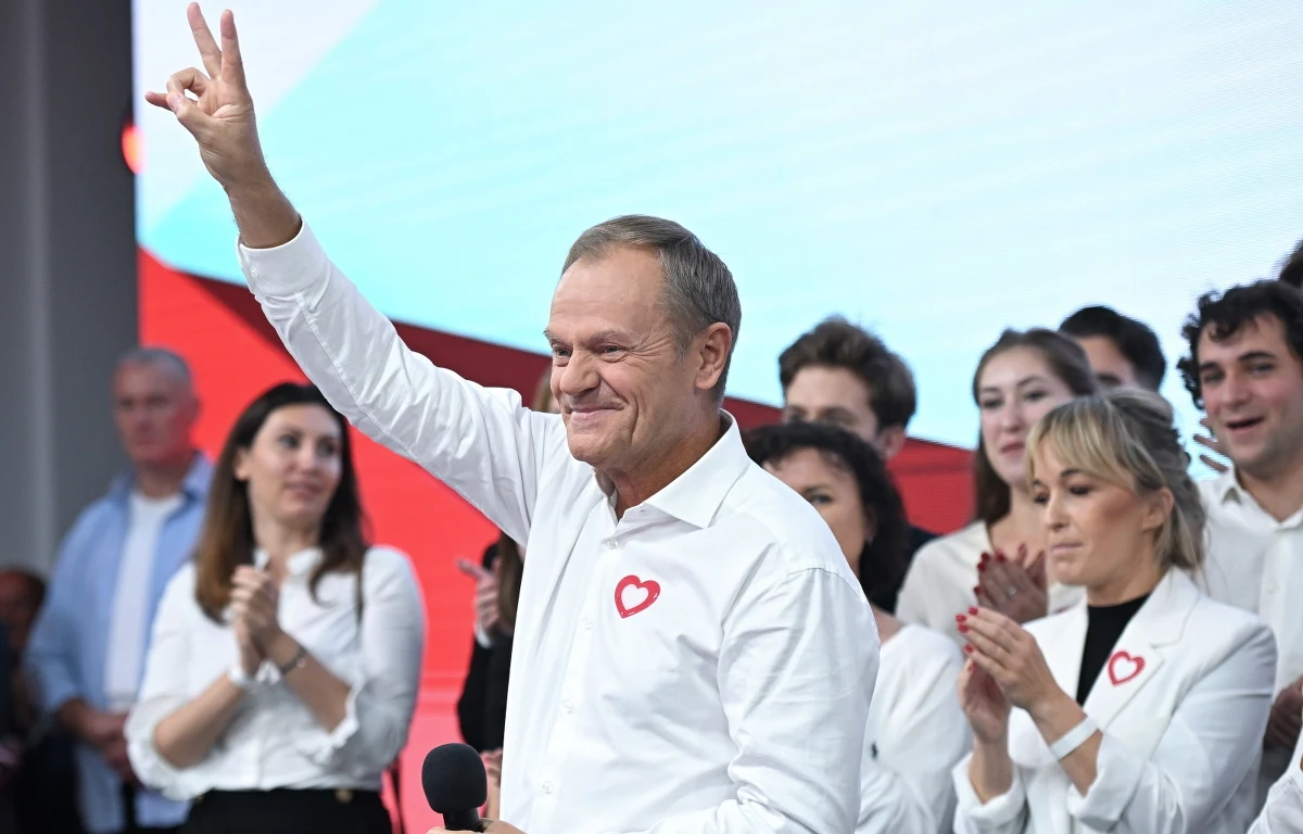 Lider Koalicji Obywatelskiej Donald Tusk zwrócił się z "gorącym apelem" do prezydenta Andrzeja Dudy. "Prosiłbym o energiczne i szybkie decyzje" - powiedział, zaznaczając, że "demokratyczne partie są w stałym kontakcie i są gotowe przejąć odpowiedzialność za rządy w kraju w każdej chwili".