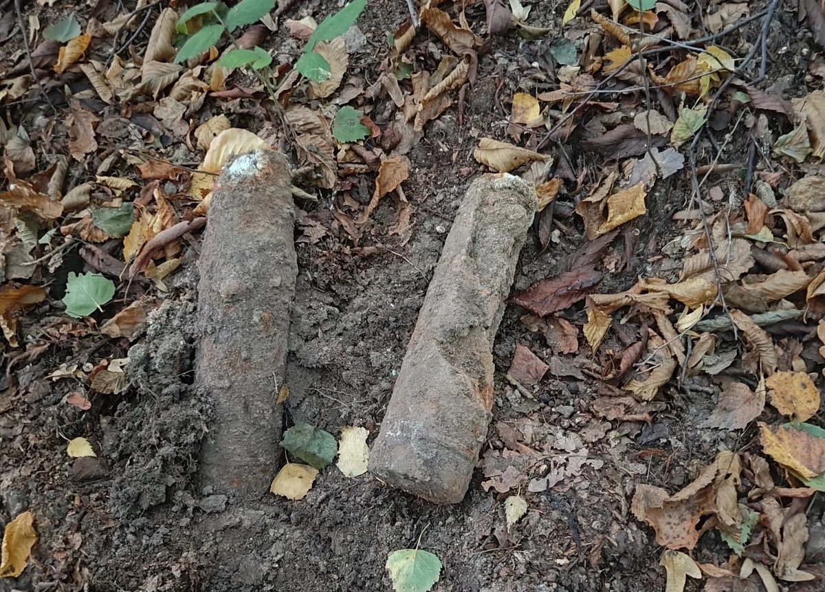 Niewybuchy pochodzące z okresu II wojny światowej zostały znalezione przez mieszkańca Jawczyc (pow. wielicki). Pociski zostały zabezpieczone przez funkcjonariuszy Komendy Powiatowej Policji w Wieliczce do czasu przybycia na miejsce saperów. Policjanci apelują o ostrożność i przypominają, że znalezionych niewybuchów nie należy dotykać ani próbować przenosić.