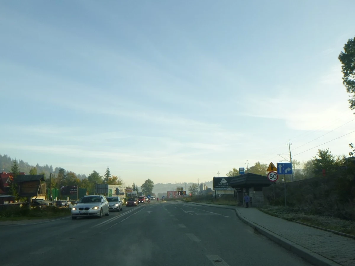 Dwa nowe ronda usprawnią ruch samochodowy w Zakopanem. GDDKiA podpisała właśnie umowę na ich wybudowanie. Mają być gotowe wiosną 2025 roku. Koszt prac to prawie 10,4 mln złotych.       

