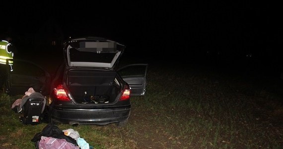Chwile grozy koło Legnicy na Dolnym Śląsku. 32-letni kierowca uciekał przed policją, przewożąc w aucie swoją partnerkę i ich 8-miesięczne dziecko. Mężczyzna w samochodzie miał również amunicję i metamfetaminę.