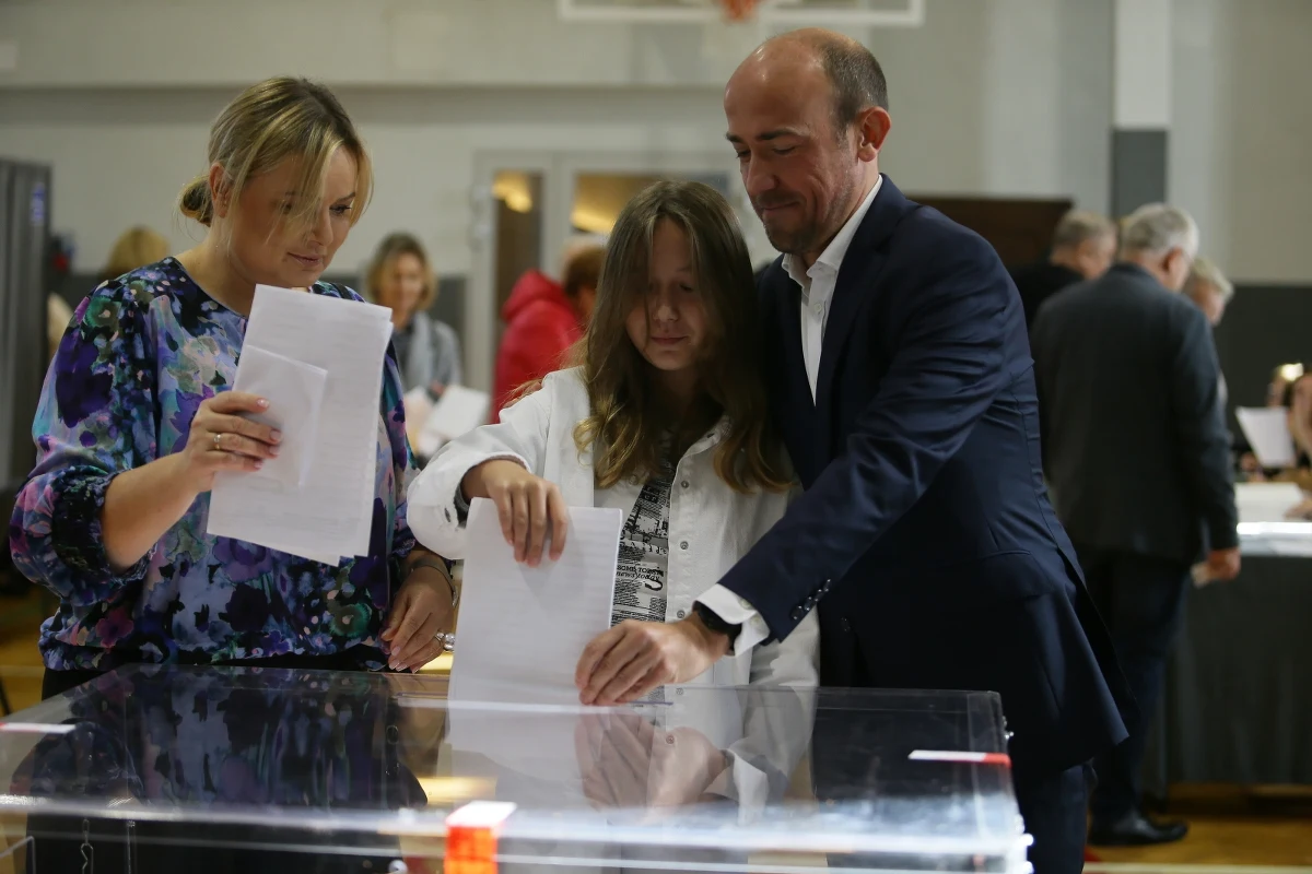 Znamy całą listę nazwisk nowych posłów z województwa śląskiego. Wśród osób, które po raz pierwszy zostały parlamentarzystami, jest m.in. Łukasz Litewka (Nowa Lewica), Paweł Jabłoński (PiS), Łukasz Osmalak (Trzecia Droga) i Roman Fritz (Konfederacja).