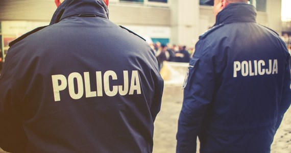 W jednym z mieszkań przy ul. Bydgoskiej w Suwałkach znaleziono zwłoki 53-latki. Kobieta miała ranę postrzałową głowy.