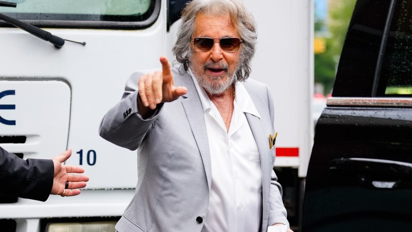 Hollywoodzka legenda kina Al Pacino i portorykański gwiazdor Bad Bunny, wykonujący swoje piosenki po hiszpańsku, spotkali się na planie klipu "Monaco". Pochodzi on z najnowszego albumu Bunny’ego - "Nadie Sabe Lo Que Va a Pasar Manana".