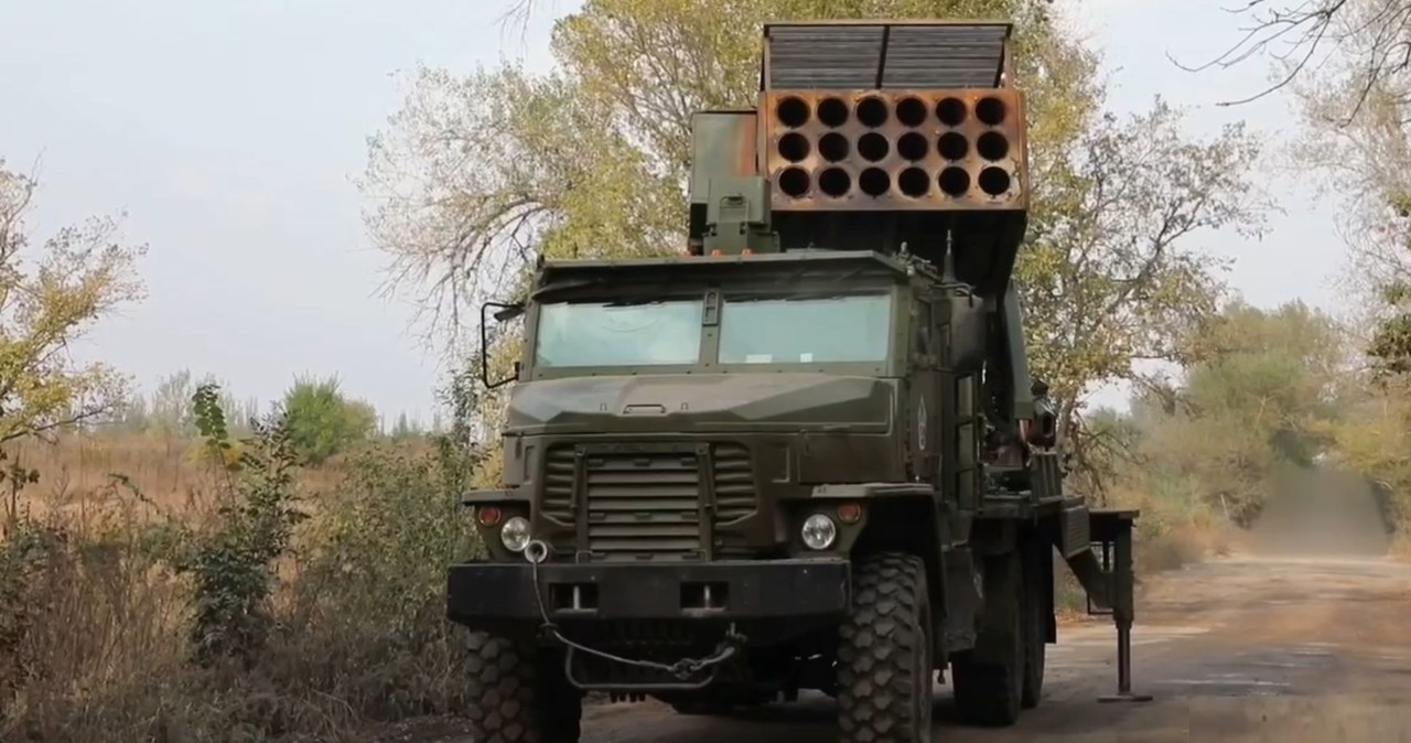 Rosyjskie media opublikowały materiał filmowy przedstawiający bojowe rozmieszczenie w Ukrainie systemu TOS-2 "Tosoczka". To fatalne wieści dla Kijowa, który od początku wojny mierzy się poprzednią wersją tej wyrzutni rakiet termobarycznych.