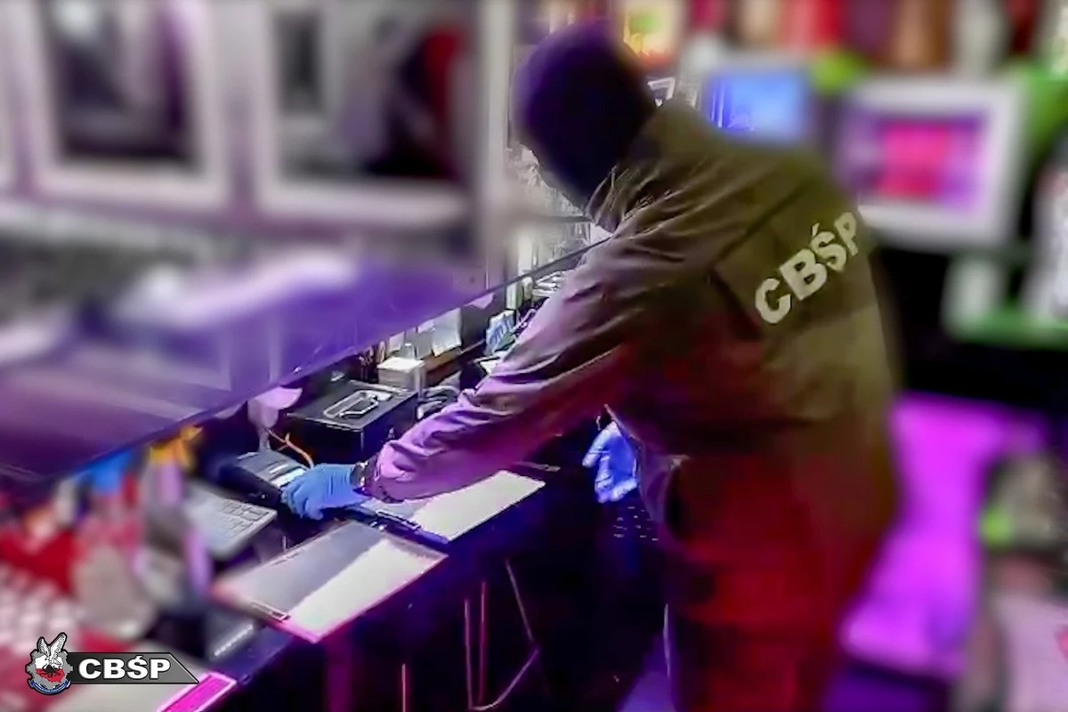 Policjanci z bydgoskiego CBŚP, pod nadzorem pomorskiego pionu Prokuratury Krajowej, rozbili gang sutenerów, zlikwidowali dwie agencje towarzyskie i  tzw. mieszkaniówki. Gang działał na terenie Bydgoszczy, a w sprawie zatrzymano 14 osób - poinformowała rzecznik prasowy CBŚP podinsp. Iwona Jurkiewicz.