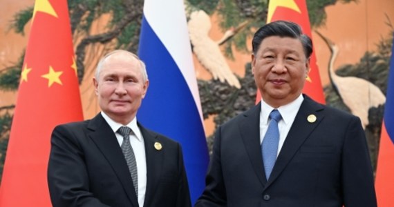 Władimir Putin spotkał się z Xi Jinpingiem w Pekinie podczas Forum Pasa i Szlaku. "Chiny i Rosja utrzymały bliską współpracę; wzajemne zaufanie między dwoma krajami stale się umacnia" - oświadczył chiński przywódca po spotkaniu z rosyjskim prezydentem. Xi podkreślił też, że wymiana handlowa między państwami jest rekordowo wysoka. Podczas szczytu nie obyło się jednak bez kontrowersji. 