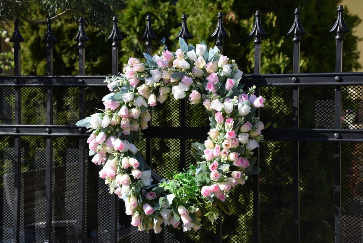 Blisko 200 rozkładających się zwłok zostało znalezionych w domu pogrzebowym „Powrót do natury” w Penrose w stanie Kolorado w USA. Policja weszła do budynku po zgłoszeniach o nieprzyjemnych zapachu unoszącym się w okolicy. 