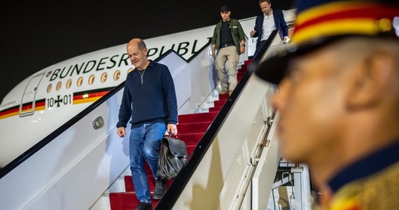 Z powodu alarmu przeciwlotniczego kanclerz Niemiec Olaf Scholz i jego delegacja zostali zmuszeni do wyjścia z samolotu w Izraelu. Scholz został zabrany do schronu, a członkowie delegacji musieli położyć się na płycie lotniska - podał portal Times of Israel.