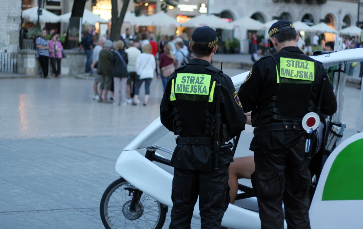 Strażnicy miejscy i gminni zyskają nowe uprawnienia - będą mogli ukarać mandatem osoby jeżdżące rowerem czy hulajnogą po drodze przeznaczonej tylko dla pieszych. Wystawią też mandat za jazdę takim pojazdem bez uprawnień.
