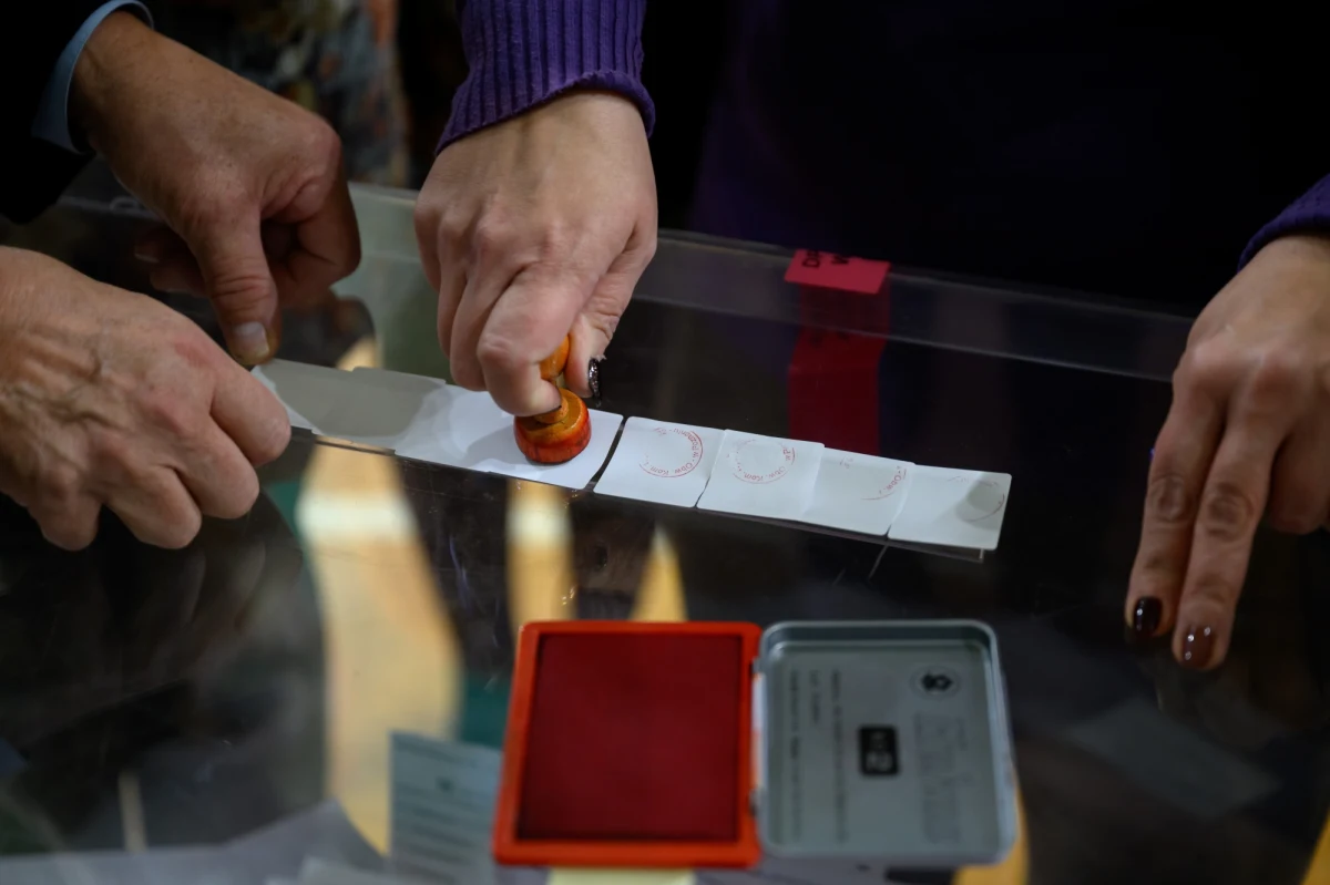 Poznaliśmy już rezultat niedzielnego głosowania w wyborach parlamentarnych 2023. Nie oznacza to jednak końca zmagań polityków i Państwowej Komisji Wyborczej. Wyborcy mogą złożyć protest wyborczy, jednak o tym, kiedy będą mogli to zrobić, decyduje data w Dzienniku Ustaw.