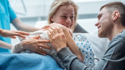 Tata obecny podczas porodu cesarskim cięciem. Tak będzie w poznańskim szpitalu 
