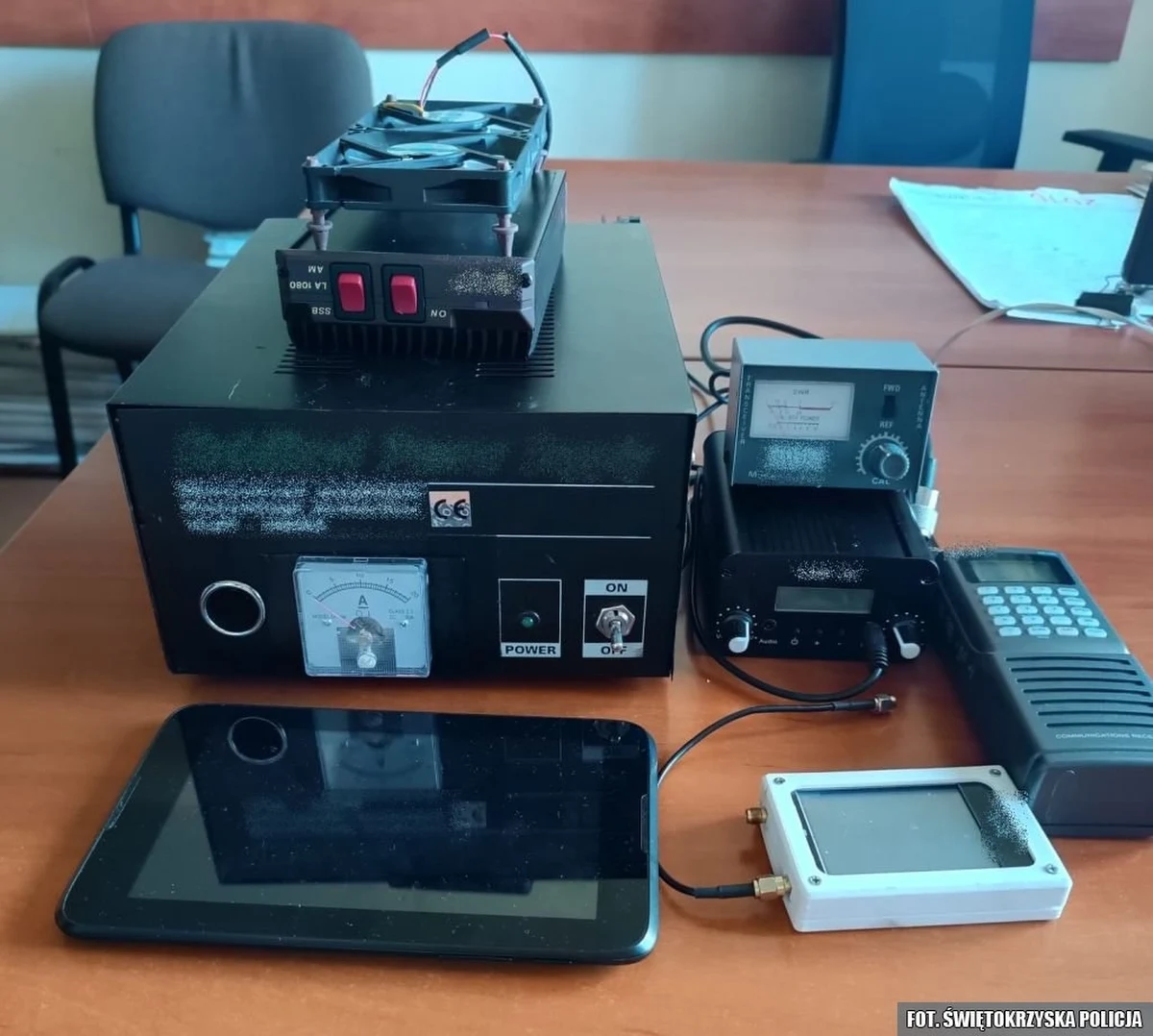 Pirata, który włamywał się na fale lokalnej stacji radiowej i obrażał kandydatkę Koalicji Obywatelskiej do Sejmu, zatrzymali kieleccy policjanci. 43-latek odpowie za nielegalne używanie urządzenia nadawczego, a także za zniesławienie. 