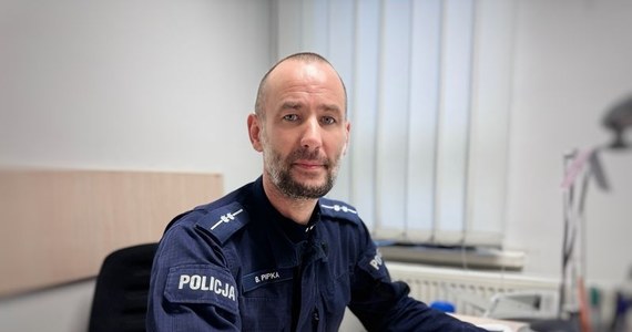 Dzielnicowy z Wejherowa od początku roku zatrzymał prawie 100 poszukiwanych. Jak wskazują policjanci, to dzięki bardzo dobrej pamięci oraz doskonałej znajomości swojego rejonu. Wśród zatrzymanych były między innymi osoby poszukiwane listami gończymi. 