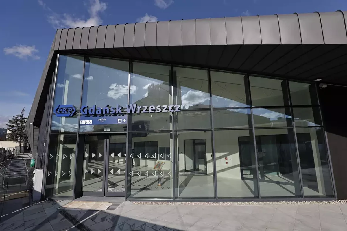 Zakończyła się budowa nowego dworca PKP we Wrzeszczu. To niestety nie oznacza, że pasażerowie mogą już z niego korzystać. Nowy budynek jest wciąż ogrodzony blaszanym płotem. PKP czeka na pozwolenie na użytkowanie. 