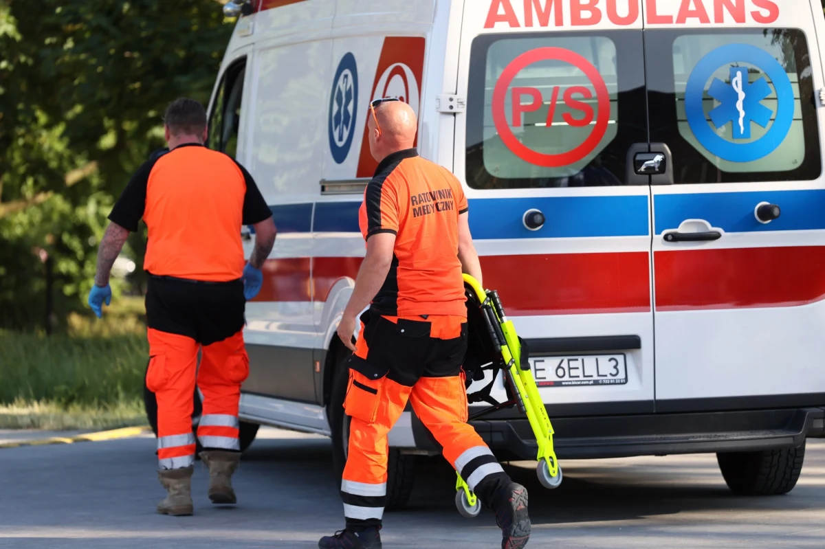 Dramatyczne sceny rozegrały się na drodze wojewódzkiej numer 637 pod Mińskiem Mazowieckim. Dzisiaj w godzinach porannych 14-letni chłopiec został potrącony w rejonie przejścia dla pieszych. Później uderzyło w niego drugie auto. Chłopiec nie żyje. 