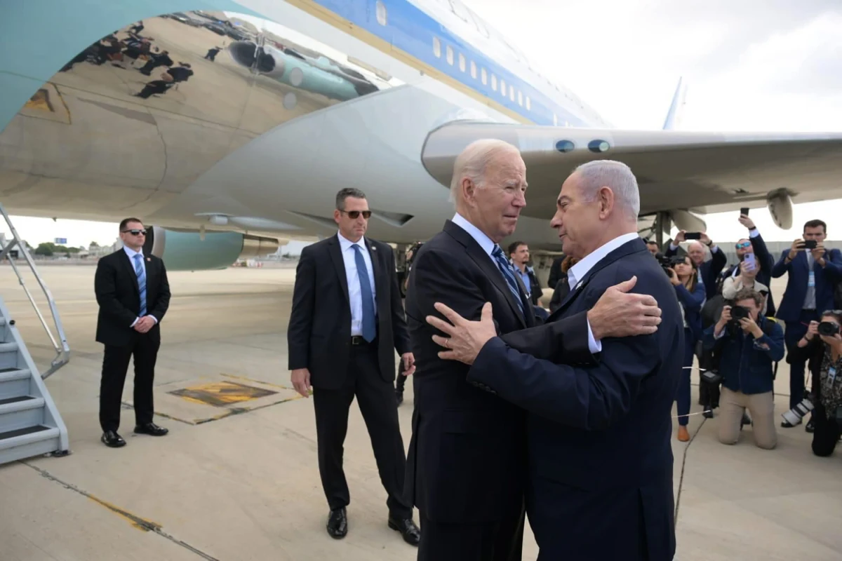 Prezydent USA Joe Biden przybył dziś rano do Izraela, aby przedyskutować z władzami tego państwa kwestie dotyczące wojny z palestyńską organizacją terrorystyczną Hamas oraz sytuacji humanitarnej w Strefie Gazy. Amerykański przywódca zabrał też głos w sprawie wtorkowego ostrzału szpitala w palestyńskiej Strefie Gazy. "Prawdopodobnie to nie izraelska armia zaatakowała szpital w Strefie Gazy" – twierdzi Biden. 