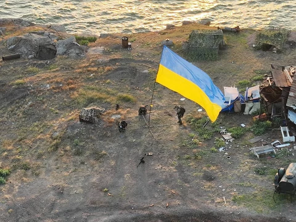 Instalarea drapelului Ucrainei pe Insula Șerpilor după recuperarea în iulie 2022.