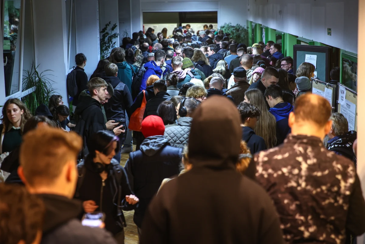 Do wyniku wyborów przyczynili się nasi rodacy głosujący za granicą. Najwięcej, bo aż 160 tys. zarejestrowało się w Wielkiej Brytanii. Wiele komisji wyborczych skarżyło się na opieszałość pracowników warszawskiego okręgu wyborczego, dokąd wysyłano protokoły z zagranicy. Jednocześnie wolontariusze docenili wsparcie otrzymane od polskich służb konsularnych w Wielkiej Brytanii. 