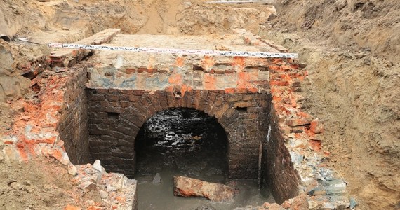Nie tylko budowniczowie, ale również archeolodzy pracują na terenie ostatniego odcinka linii M2 na Bemowie. Niedawno udało się im odkopać pomieszczenia prawdopodobnie z przełomu XIX i XX wieku. Znalezisk może być jednak więcej.