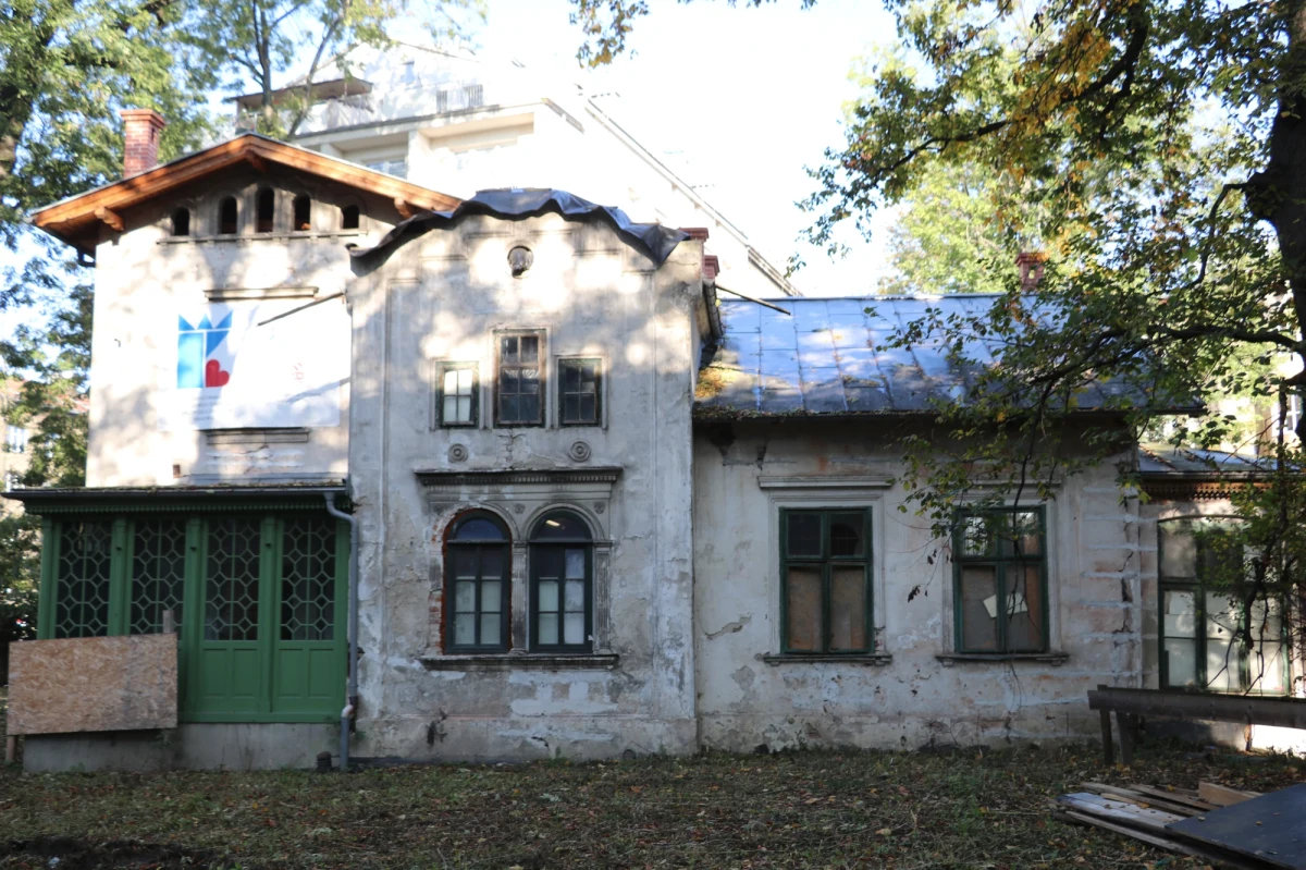 W Krakowie rusza remont ,,Kossakówki". Ta zabytkowa willa, otoczona ogrodem, znajdująca się w centrum miasta tuż przy alejach Trzech Wieszczów, od dziesięcioleci popadała w ruinę. 