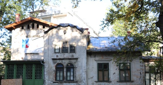 W Krakowie rusza remont ,,Kossakówki". Ta zabytkowa willa, otoczona ogrodem, znajdująca się w centrum miasta tuż przy alejach Trzech Wieszczów, od dziesięcioleci popadała w ruinę. 