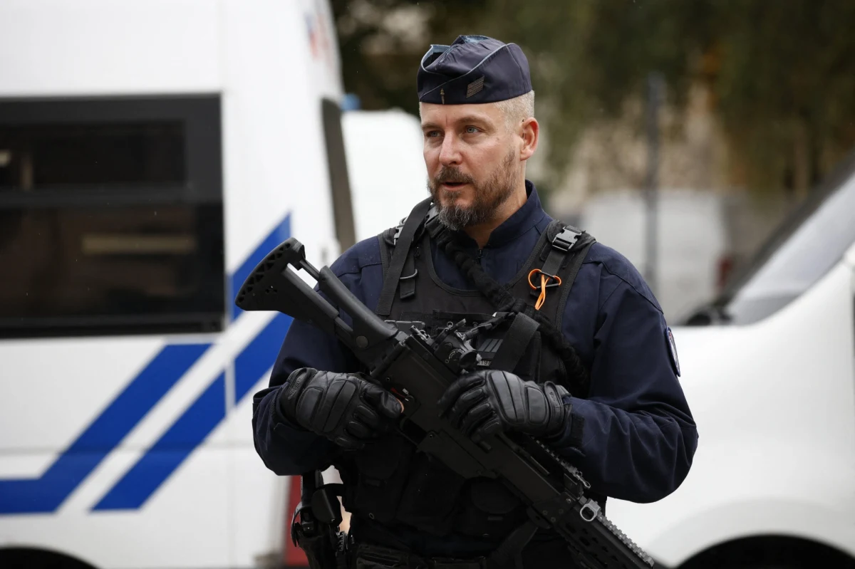 Sześć francuskich lotnisk zostało ewakuowanych z powodu zagrożenia atakami - podał portal France Info, powołując się na źródła policyjne. Francja żyje w strachu po piątkowym ataku nożownika, który zabił nauczyciela w liceum Arras. Obawy przed zamachami wzrosły również po wezwaniu przez Hamas do "dnia bezprecedensowego gniewu".