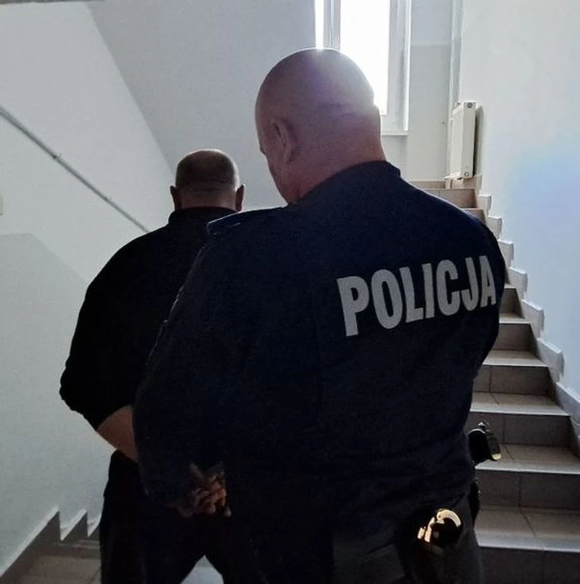 Do roku więzienia grozi 43-latkowi, który podając się za policjanta zatrzymał samochód do kontroli. Miał pecha, bo siedząca za kierownicą kobieta znała funkcjonariusza, nazwiskiem którego się posłużył. Do niecodziennej sytuacji doszło w miejscowości Siedlec w Łódzkiem.  