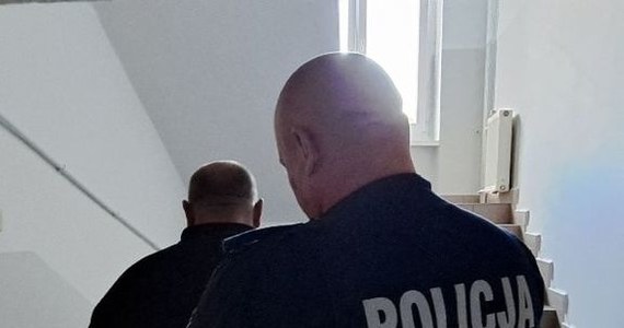 Do roku więzienia grozi 43-latkowi, który podając się za policjanta zatrzymał samochód do kontroli. Miał pecha, bo siedząca za kierownicą kobieta znała funkcjonariusza, nazwiskiem którego się posłużył. Do niecodziennej sytuacji doszło w miejscowości Siedlec w Łódzkiem.  