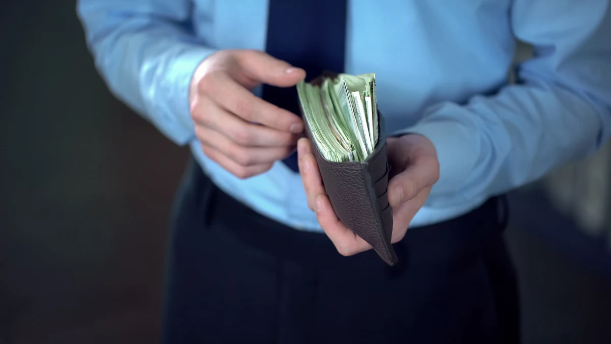 21-latek z Wieruszowa znalazł na ulicy portfel z zawartością 11 tys. złotych. Zgubę przyniósł na policję – poinformował oficer pasowy wieruszowskiej policji asp. Piotr Siemicki.