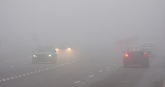 Instytut Meteorologii i Gospodarki Wodnej wydał ostrzeżenie pierwszego stopnia przed gęstą mgłą, która spodziewana jest ze środy na czwartek w woj. warmińsko-mazurskim. Alert wydano dla 14 powiatów w centrum i na wschodzie regionu.
