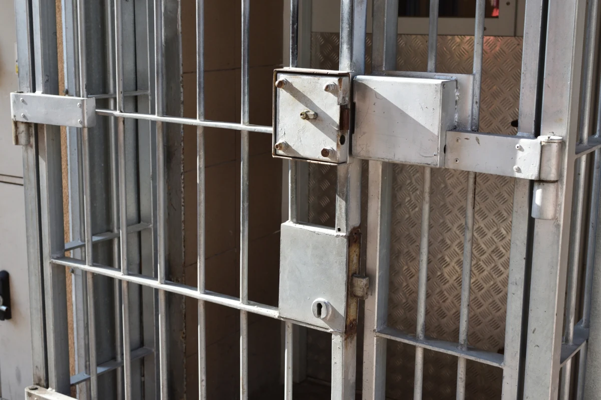 Na 3 lata i 4 miesiące chce do więzienia trafić były wiceburmistrz Nowogardu w Zachodniopomorskiem. Prokuratura zarzuca mu popełnienie 20 przestępstw, w tym 5 o charakterze korupcyjnym. Jarosław H. przyznał się do winy i chce dobrowolnie poddać się karze.