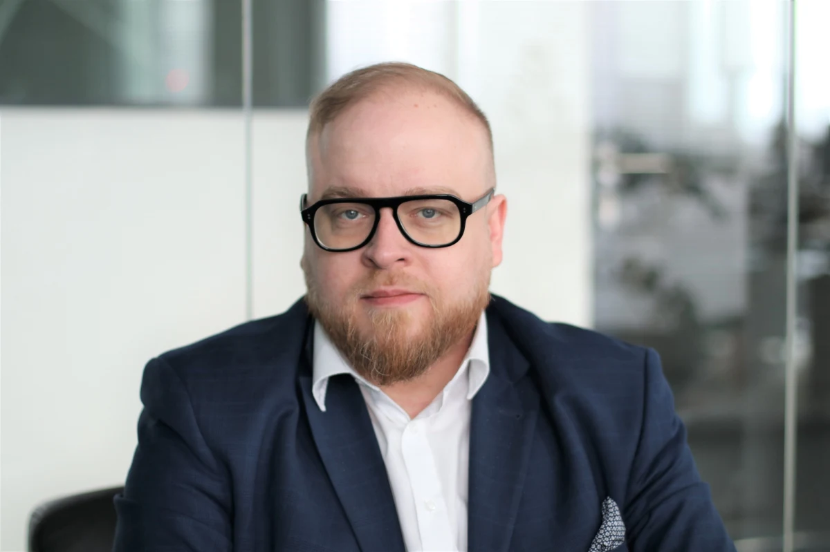 Łukasz Jasina został ostatecznie zwolniony z pracy w Ministerstwie Spraw Zagranicznych - dowiedział się amerykański korespondent RMF FM Paweł Żuchowski. To pokłosie jego wypowiedzi dla RMF FM, że mogą być problemy poza granicami kraju ze zliczaniem głosów w związku z dużym zainteresowaniem wyborami parlamentarnymi.