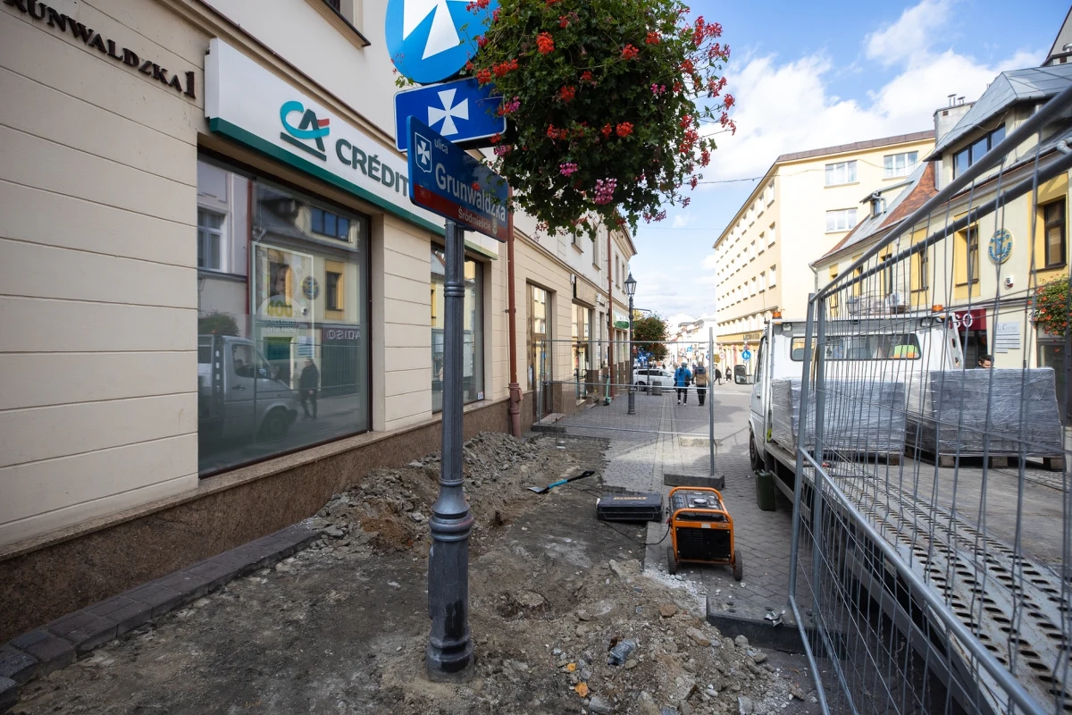Rozpoczyna się przebudowa ul. Grunwaldzkiej w Rzeszowie. Pierwsze prace są związane są z przebudową starych instalacji podziemnych i będzie to najdroższa cześć tej inwestycji -  poinformował Urząd Miasta.

