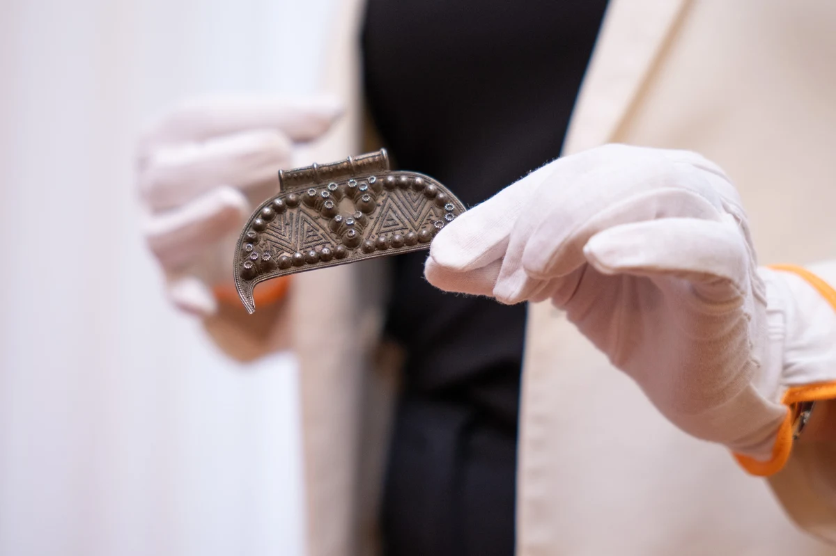 Cenna, wczesnośredniowieczna biżuteria znaleziona przed laty pod Brańskiem trafiła dziś jako depozyt do Muzeum Podlaskiego w Białymstoku. Do placówki tej przekazał ją Wojewódzki Konserwator Zabytków.

