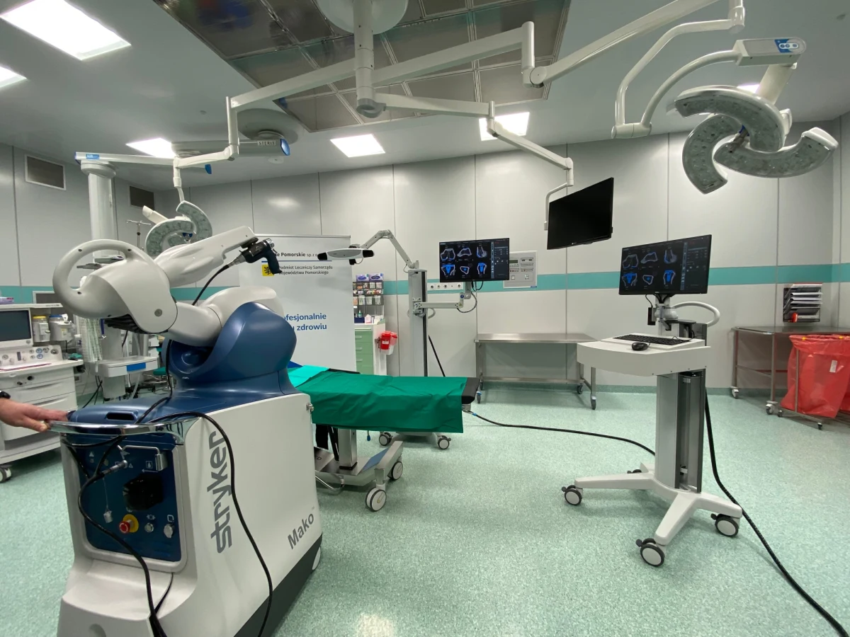 Nowoczesny robot pomoże przy operacjach w Szpitalach Pomorskich. System robotyki do wykonywania endoprotez stawowych - pierwszy taki w Polsce - będzie wykorzystywany w szpitalu w Wejherowie.  
