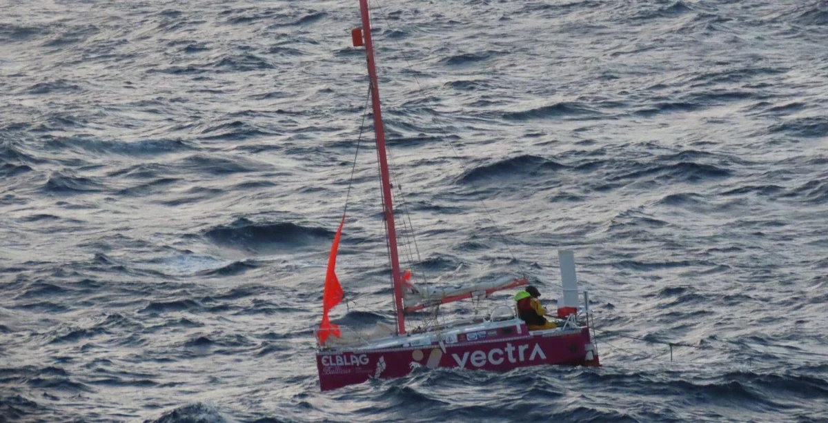 Portugalska marynarka wojenna uratowała rannego żeglarza z Polski. Mężczyzna wypadł za burtę swojego jachtu na Oceanie Atlantyckim, około 240 km od północno-zachodniego wybrzeża Portugalii. Polak został w środę przetransportowany do Lizbony.
