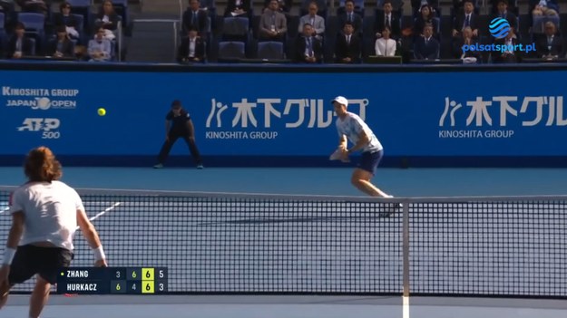 Hubert Hurkacz podczas meczu ATP w Tokio przegrał z Zhizhenem Zhangiem 6:3, 4:6, 6:7(4) i zakończył zmagania w Japonii.