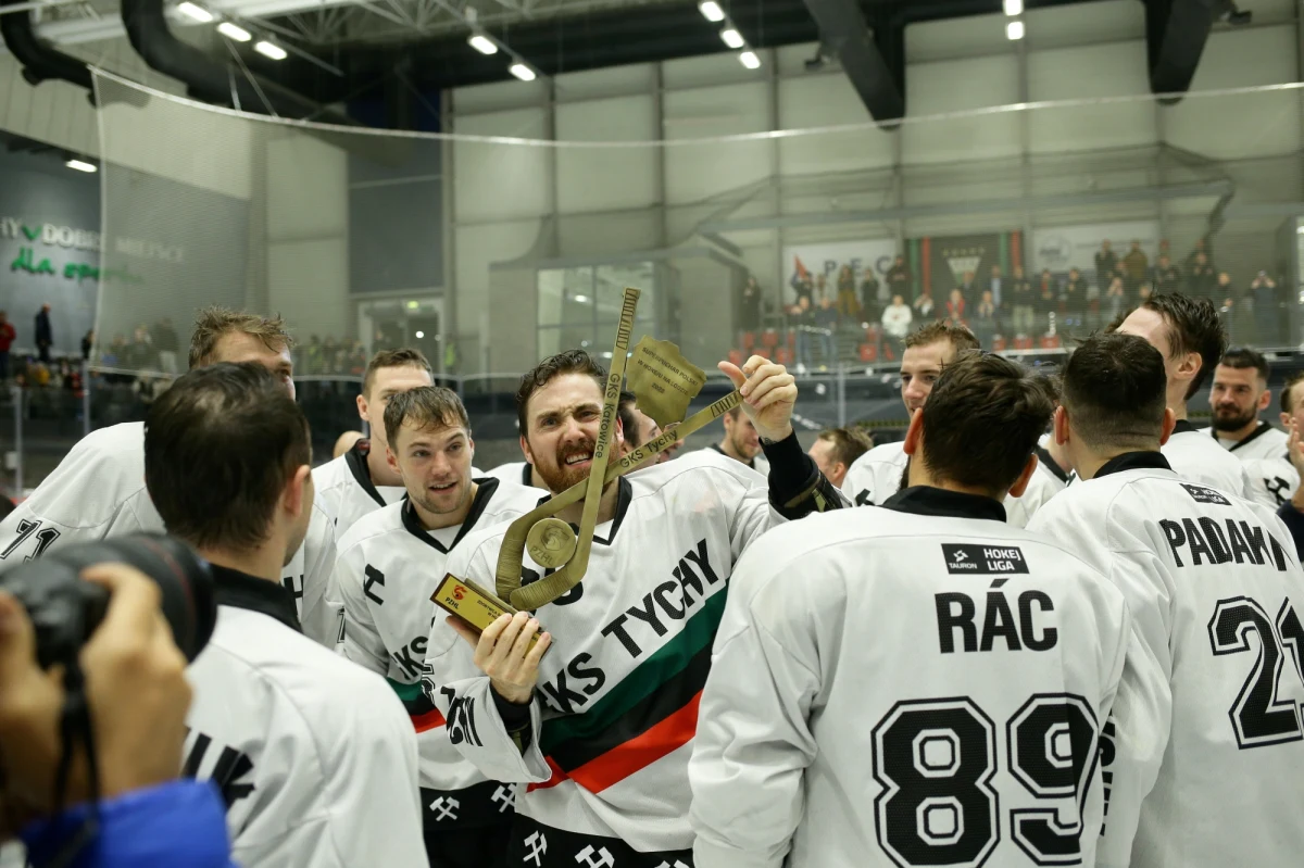 Hokeiści GKS Tychy pokonali na własnym lodowisku GKS Katowice 4:3 (1:1, 2:2, 1:0 ) w meczu o Superpuchar Polski. Tyszanie zdobyli to trofeum czwarty raz w historii. Gospodarzy poprowadził po raz pierwszy fiński szkoleniowiec Pekka Tirkkonen, który pracę w klubie rozpoczął dwa dni wcześniej.

