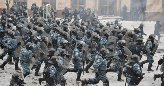 Sąd dzielnicy Swiatoszynskiej w Kijowie wydał w środę wyroki na pięciu funkcjonariuszy jednostki specjalnej "Berkut", którzy podczas Rewolucji Godności w 2014 roku strzelali do ludzi; trzej z nich sądzeni byli zaocznie. Zapadły wyroki od uniewinnienia do dożywotniego pozbawienia wolności - poinformował ukraiński portal Suspilne. Sprawa dotyczyła rozstrzeliwania demonstrantów na ulicy Instytutskiej 20 lutego 2014 roku, kiedy zginęło 48 osób.