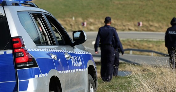 Tragedia w podkarpackim Sławęcinie. W jednym z domów znaleziono ciało kobiety oraz rannego mężczyznę. Trwa policyjna obława za podejrzanym o zabójstwo, 20-letnim Jakubem W. Śledczy apelują o pomoc.