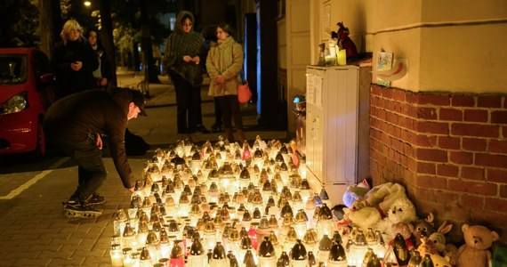 Brutalny atak 71-letniego nożownika na 5-letniego chłopca wstrząsnął Poznaniem. Mieszkańcy zapalają znicze i przynoszą pluszowe misie w miejsce, w którym doszło do tragedii.