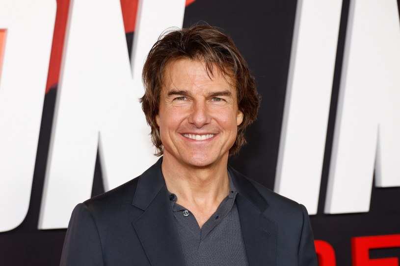 Tom Cruise w związku z tym, że z powodu strajku aktorów zastopowane są prace na planie kolejnej części "Mission Impossible", a wielu członków jego ekipy nie zarabia, pomógł im w znalezieniu chwilowego zajęcia. Zostali oni zaangażowani do pracy przy nowym teledysku Ricka Astleya, muzycznej ikony lat 80., znanej z przeboju "Never gonna give you up".