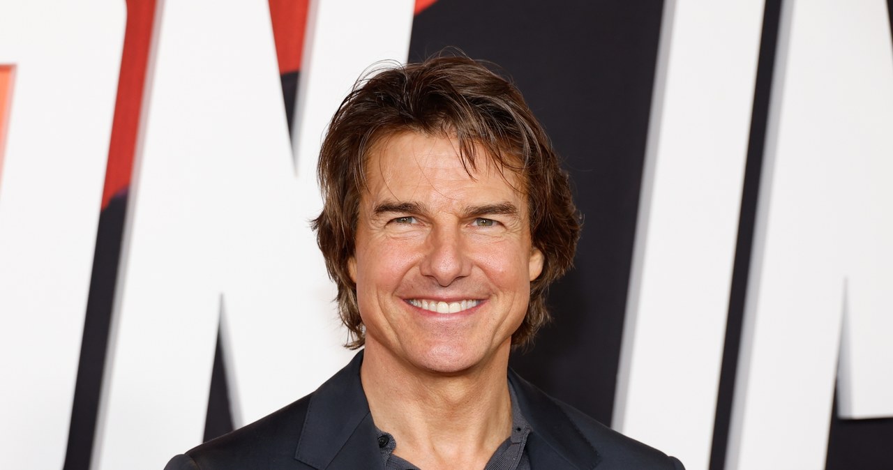 Tom Cruise w związku z tym, że z powodu strajku aktorów zastopowane są prace na planie kolejnej części "Mission Impossible", a wielu członków jego ekipy nie zarabia, pomógł im w znalezieniu chwilowego zajęcia. Zostali oni zaangażowani do pracy przy nowym teledysku Ricka Astleya, muzycznej ikony lat 80., znanej z przeboju "Never gonna give you up".