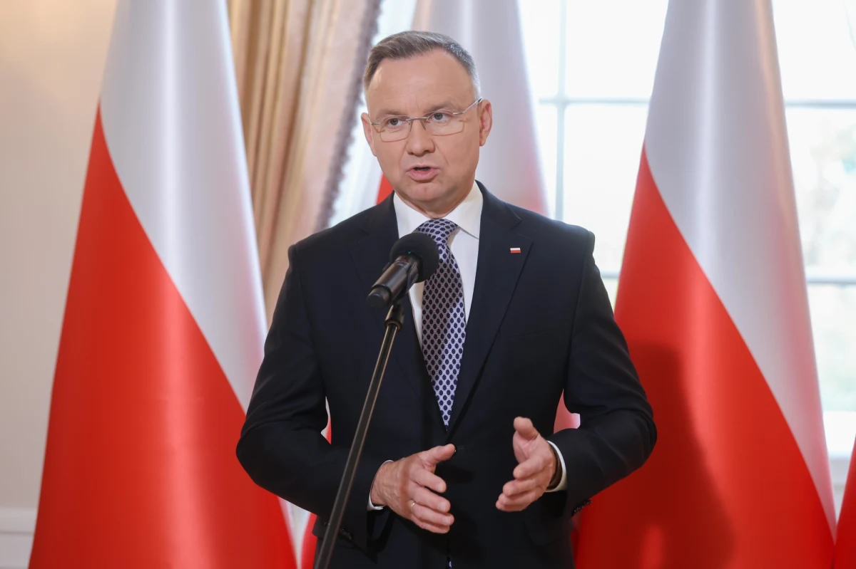 W przyszłym tygodniu prezydent Andrzej Duda spotka się z przedstawicielami komitetów wyborczych, które będą miały swoją reprezentację w X kadencji Sejmu - poinformowała Kancelaria Prezydenta. Jak zaznaczono, "spotkania odbędą się osobno z każdym z komitetów wyborczych, w kolejności zgodnej z wynikami osiągniętymi przez te komitety w wyborach". Tymczasem jak ustalili dziennikarze RMF FM, prezydent zwoła pierwsze posiedzenie Sejmu dopiero po 11 listopada, czyli po święcie niepodległości.